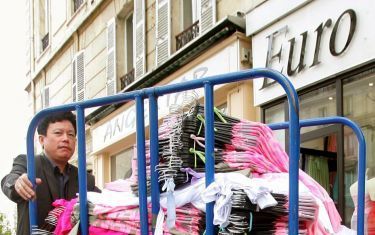 PARIJS â€“ Europa neemt de import van textielproducten uit China onder de loep. De EU vreest dat de eigen textiel industrie in de problemen komt door de grote stroom producten uit de volksrepubliek. De invoer van pull overs en herenpantalons uit het Aziat