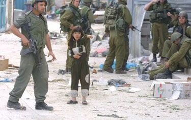 BETHLEHEM - Een Palestijns meisje spreekt met IsraÃ«lische soldaten in de straten van Bethlehem. Op andere plaatsen in de Palestijnse stad ging het er donderdag grimmiger aan toe tussen IsraÃ«liÃ«rs en Palestijnen. - Foto EPA