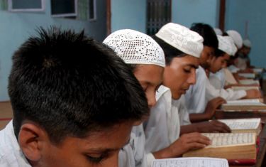 MULTAN â€“ Pakistaanse studenten in een islamitische school lezen teksten uit de koran. President Musharraf van Pakistan gelooft dat er ook terroristen worden opgeleid. Hij heeft de scholen gedreigd met sluiting als ze voor het eind van dit jaar geen open