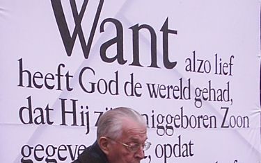 HILVERSUM â€“ De christelijke gereformeerde emeritus predikant ds. J. H. Velema was woensdagmiddag een van de deelnemers aan het non stop bijbellezen op het plein voor de Grote Kerk van Hilversum. De actie tussen elf en vier uur was georganiseerd door de 