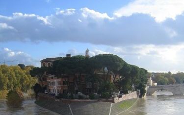 Hoog water in de rivier de Tiber in Rome.