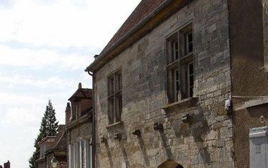 VÃ‰ZELAY â€“ In het Franse stadje VÃ©zelay staat het geboortehuis van de reformator ThÃ©odore de BÃ¨ze te koop. Het vijftiende eeuwse pand moet tussen de 850.000 en de 1,2 miljoen euro opbrengen, maar een koper is nog niet gevonden. Foto’s Patrice Besse