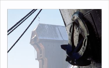 De oude haven van Gdansk in de ochtendnevel, met op de achtergrond de Kraanpoort. De gotische constructie, die voorheen de functie van stadspoort en havenkraan vervulde, is hét symbool van Gdansk. Hier werden in het verleden de Nederlandse schepen ontdaan