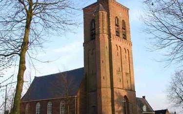 WIJK – De hervormde kerk van Wijk wordt gerestaureerd. Het koordak krijgt nieuwe dakpannen die er oud uitzien. In de kerk worden de muren grondig gerenoveerd. Het stucwerk was op tal van plaatsen zeer slecht en brokkelde af. Foto RD