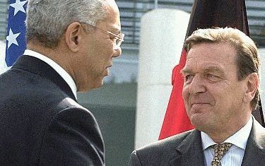 BERLIJN - De Duitse bondskanselier, Gerhard SchrÃ¶der (r.), en de Amerikaanse minister van Buitenlandse Zaken, Colin Powell, konden elkaar in Berlijn vrijdag glimlachend de hand schudden. De relatie tussen beide landen was maandenlang ernstig bekoeld door