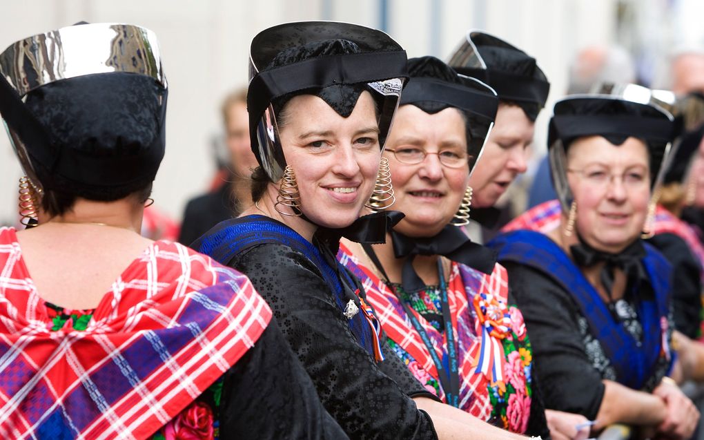 De laatste zilversmid van Staphorst heeft zijn hamer definitief neergelegd. Daarmee is een einde gekomen aan een lange traditie van het smeden van zilverwerk voor de traditionele klederdracht. Foto ANP