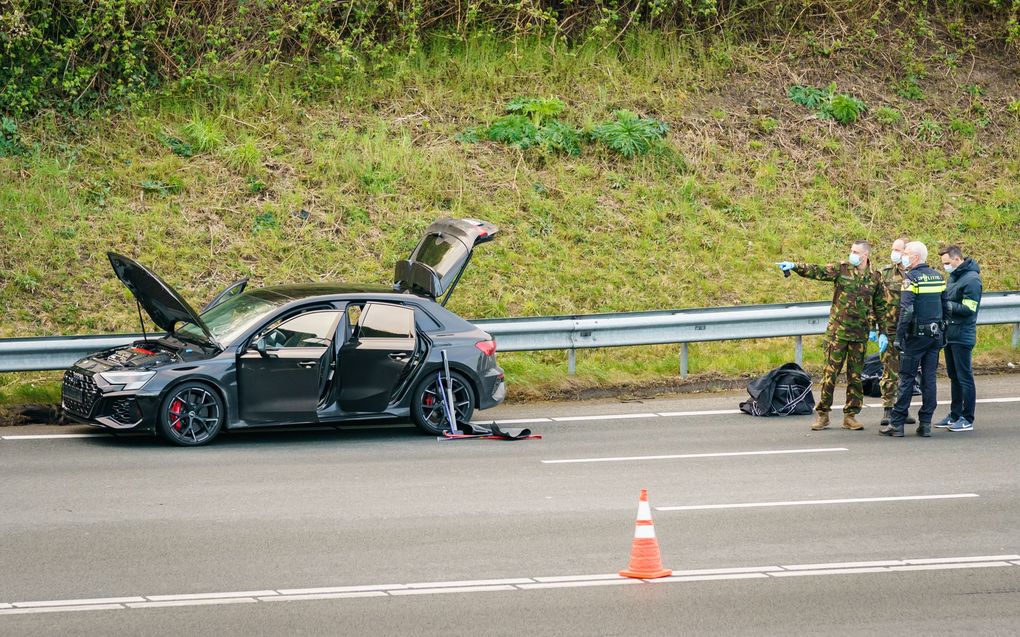 De politie heeft op de A27 een man opgepakt na een achtervolging. Op de snelweg ter hoogte van Utrecht is onderzoek gedaan in en rondom de auto van de verdachte, waarbij ook experts van de Explosieven Opruimingsdienst Defensie (EOD) zijn betrokken. beeld ANP, Koen Laureij