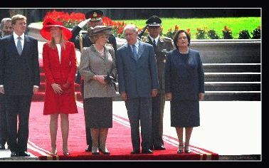 Een Chileense krant bericht over de opvallende hoeden die de Koningin en haar schoondochter tijdens het staatsbezoek dragen. Dit soort hoeden is in Chili ongebruikelijk. - Foto RD, Henk Visscher