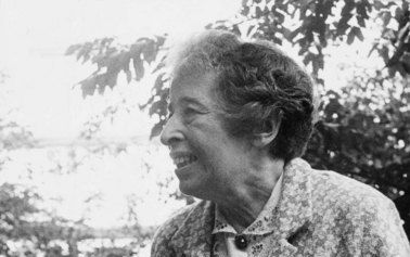 De politiek filosofe Hannah Arendt was een van de eersten die nationaalsocialisme en communisme als totalitaire ideologieën op één lijn stelde. Foto uitg. Ten Have¶