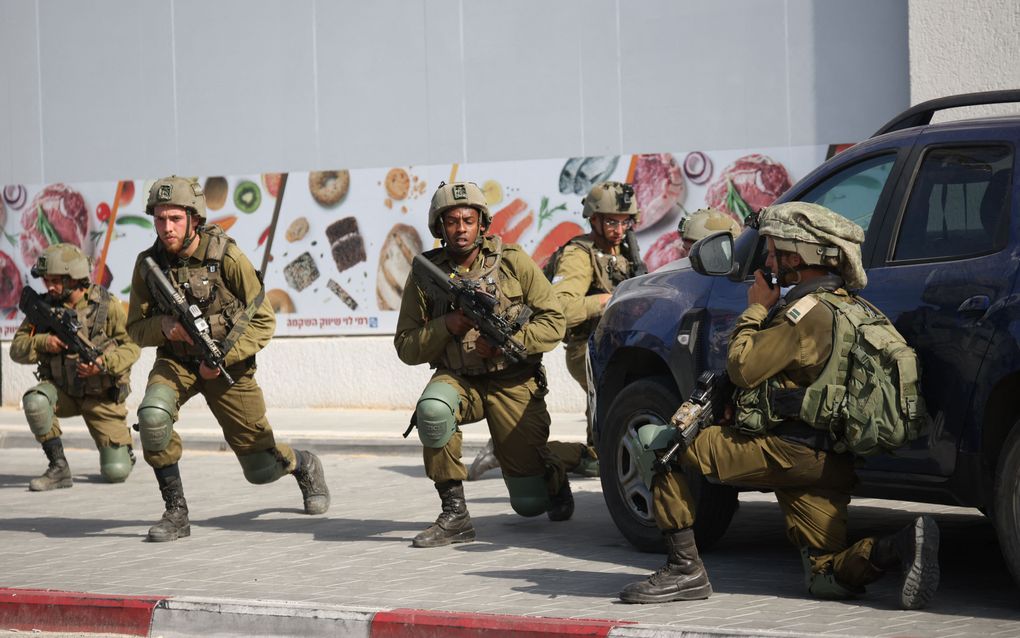 Israëlische soldaten worden ingezet in een gebied waar burgers zijn omgekomen in de zuidelijke stad Sderot. beeld AFP, Oren Ziv