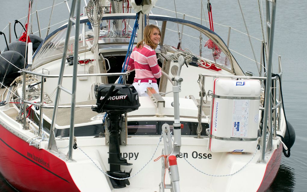 Laura Dekker op haar boot Guppy. Foto ANP