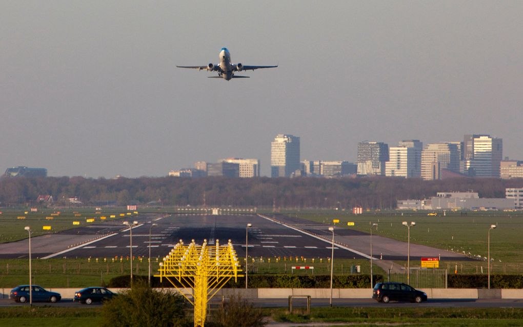 SCHIPHOL - Een vliegtuig stijgt op van luchthaven Schiphol. Foto ANP