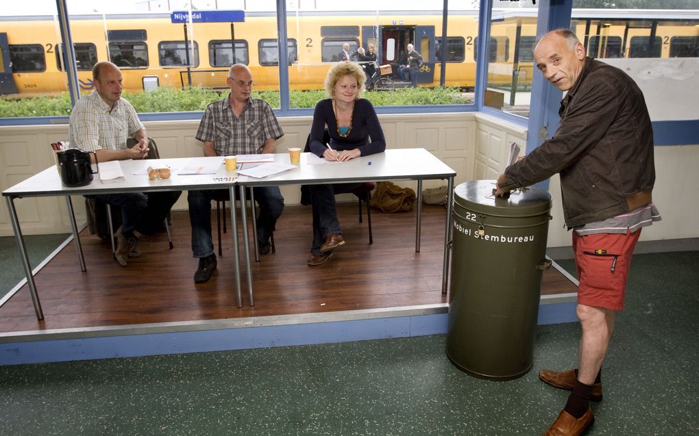 Vroege kiezers brengen woensdag hun stem uit op het station van Nijverdal. Foto ANP