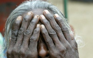 Een oude vrouw in het Indiase dorp Karamvadi barst in snikken uit als ze hoort dat ze haar zoon heeft verloren. Aan de oostkust van India zijn duizenden mensen om het leven gekomen. Foto EPA