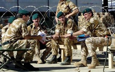 BAGRAM - De Britse brigadegeneraal Roger Lane (r.) stelt zijn stafofficieren op de luchtmachtbasis op de hoogte van de laatste ontwikkelingen in de strijd tegen overgebleven al-Qaida- en Taliban-strijders. - Foto EPA