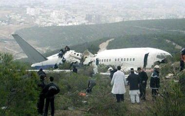 TUNIS - Reddingswerkers en brandweerlieden ontfermen zich over inzittenden van de Boeing 737-500 van EgyptAir die dinsdag tijdens noodweer neerstortte in de nabijheid van de Tunesische luchthaven. Bij de crash zouden achttien van de zestig inzittenden om 