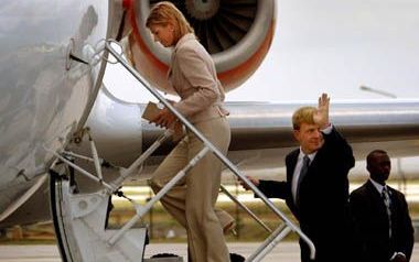 WILLEMSTAD - Prins Willem-Alexander en prinses Máxima hebben het kenningsmakingsbezoek aan de Antillen afgebroken vanwege de moord op Pim Fortuyn. Dinsdag vertrokken ze van CuraÃ§ao naar Aruba voor een kort kennismakingsgesprek met de Arubaanse gouverneur