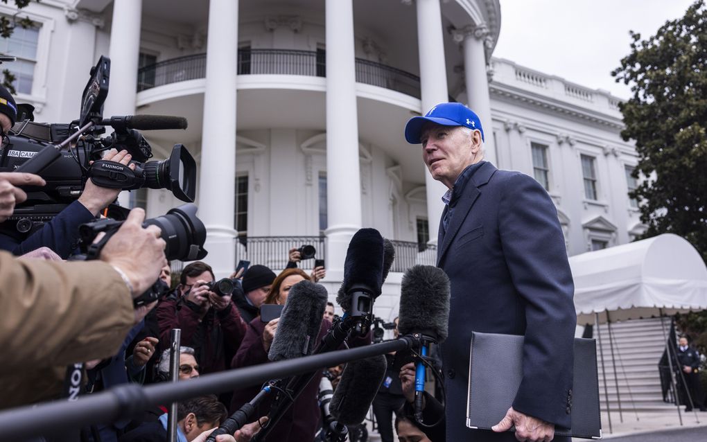 De Amerikaanse president Joe Biden spreekt met de media bij zijn terugkeer naar het Witte Huis vanuit Camp David in Washington. beeld EPA, Jim Lo Scalzo