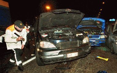 GORINCHEM â€“ Een politieman doet onderzoek bij auto’s die dinsdagavond waren betrokken bij een kettingbotsing op de A27 bij Gorinchem. Bij het ongeval kwam een vrouw om het leven. Foto ANP