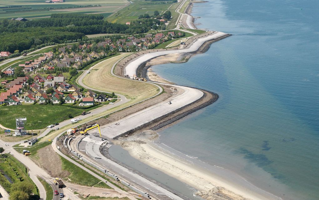 WEMELDINGE – De dijk bij Wemeldinge wordt versterkt. In 2015 moet 325 kilometer van de Zeeuwse dijk zijn aangepakt. Het gebied rond de Westerschelde is inmiddels bijna af. De Oosterschelde is nu aan de beurt. Foto’s Corina Schipaanboord