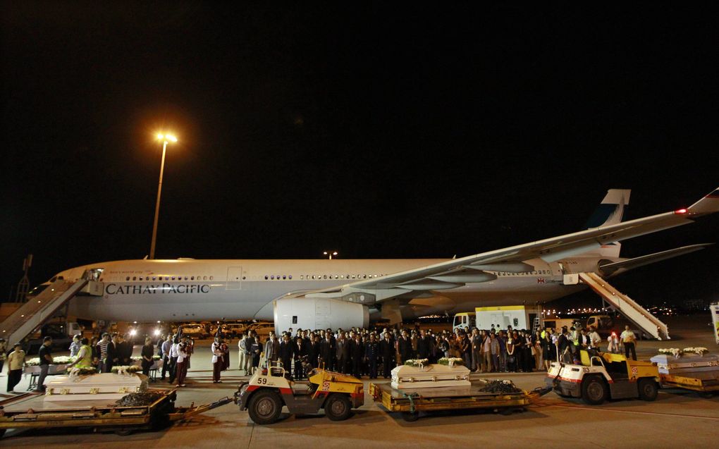 De lichamen van acht overleden slachtoffers arriveren op Hongkong Airport. Foto EPA