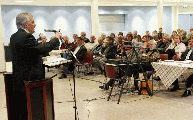 KATWIJK AAN ZEE - EO-voorzitter ds. A. van der Veer tijdens een dinsdagavond gehouden bijeenkomst van de Evangelische Omroep in Katwijk aan Zee. „IÃ©mand in Nederland gaat de film ”The Passion of the Christ” uitzenden. Als wij nee zeggen, doet SBS6 of RTL