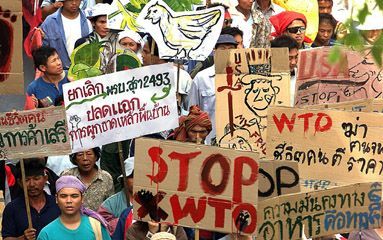 BANGKOK â€“ Na de aanslagen van 11 september hielden ze zich een poosje rustig, maar nu laten de antiglobalisten weer luidkeels van zich horen. Zo wist in Thailand de ”Volkscampagne tegen WTO” gisteren, op de eerste dag van de wereldhandelstop in Qatar, r