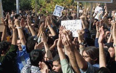 TEHERAN - Zo’n 5000 studenten betoogden gisteren voor de vierde dag tegen het doodvonnis voor Hashem Aghajari, hoogleraar aan de universiteit van Teheran. Bij de universiteit in de Iraanse hoofdstad eisten ze ook vrijheid van meningsuiting en politieke he