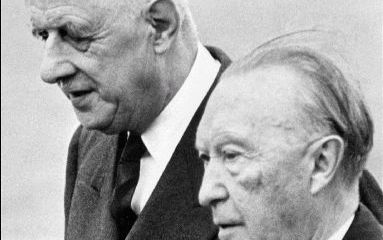 BONN - De Franse president Charles de Gaulle (l.) en de Duitse bondskanselier Konrad Adenauer. - Foto EPA