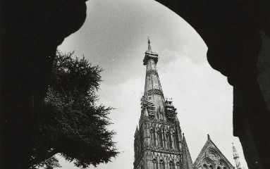 SALISBURY - De kathedraal in het Engelse Salisbury. Uit een onlangs gepresenteerd onderzoek zou blijken dat meer dan 70 procent van de Engelse bevolking zegt christen te zijn. Predikanten in Engeland plaatsen kritische kanttekeningen bij dit cijfer. - Fot