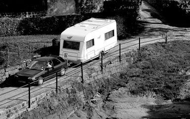 Wie wil kamperen, moet goed de bijkomende kosten overrekenen. Een caravan achter de auto bijvoorbeeld geeft een fors hoger brandstofverbruik. - Foto RD