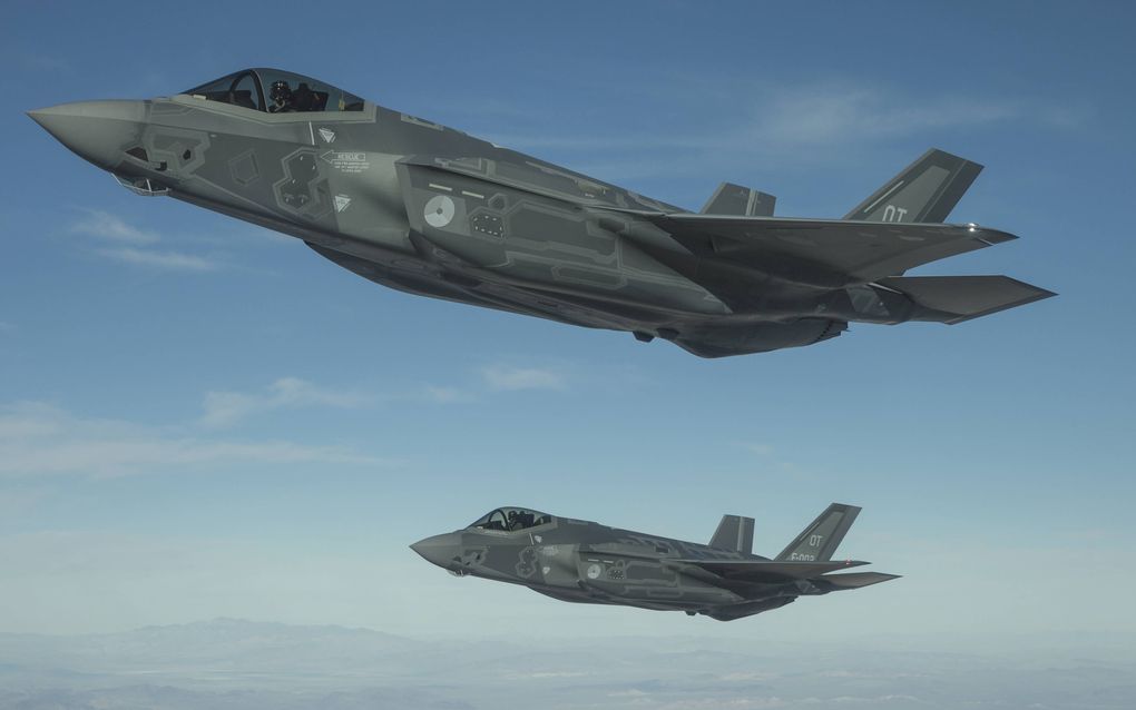 Twee Nederlandse F-35's in de vlucht. Beeld uit besproken boek