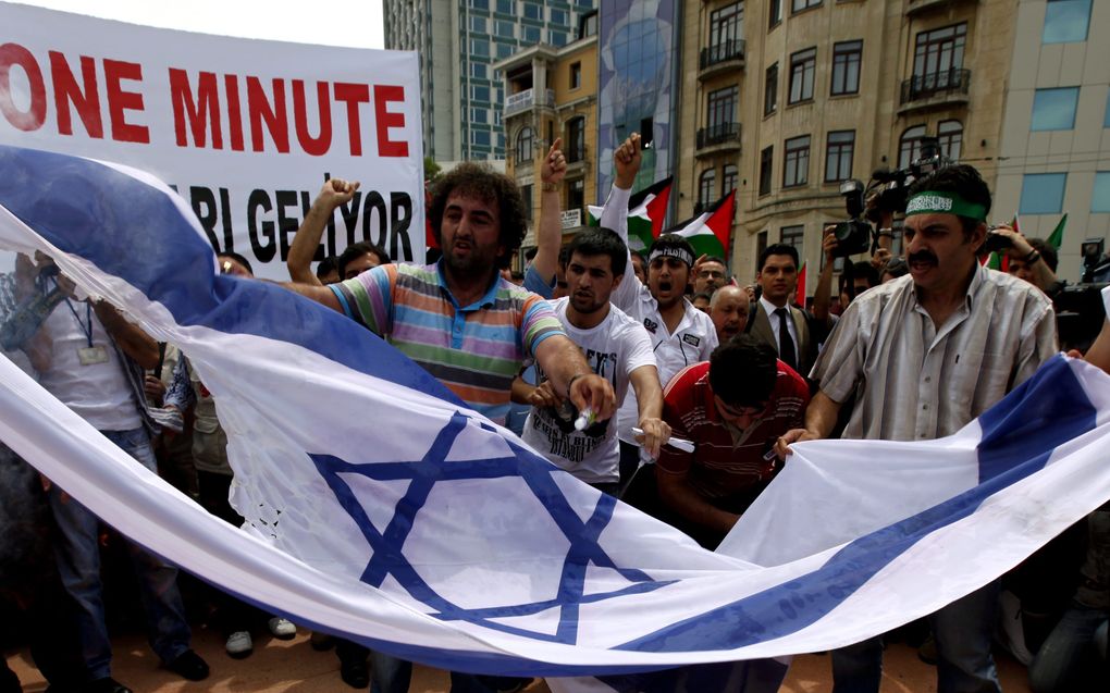 Turkse demonstranten verscheuren op 31 mei de Israëlische vlag tijdens een betoging tegen Israël. De relaties tussen beide landen zijn ernstig bekoeld. Foto EPA