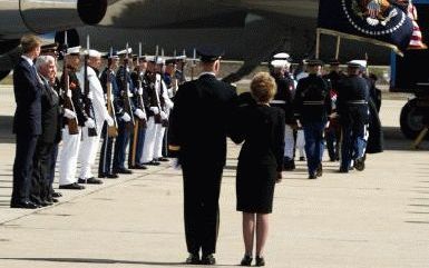 Washington - Het lichaam van President Ronald Wilson Reagan werd woensdagmiddag met een Boeing 747 uit de luchtvloot vanuitCaliforniÃ« overgevlogen naar Washington, waarna zijn kist op een door paarden getrokken caisson, voorafgegaan door een tamboer, doo