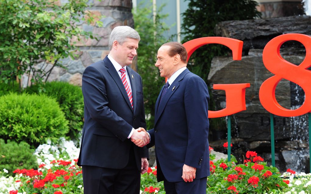 Italiaanse premier Berlusconi (r.) begroet zijn Canadese collega Harper. Foto EPA