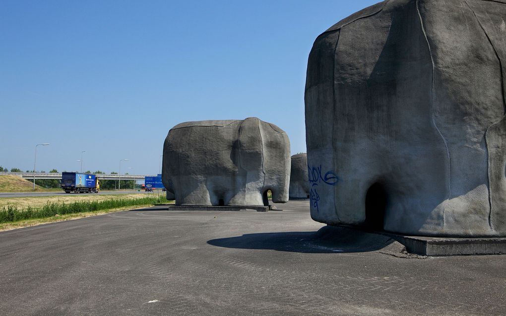 Metershoge olifanten fleuren de omgeving van het knooppunt A6/A27 bij Almere op. Ontwerper Tom Claassen koos voor een kleine kudde van vijf dieren. „Dit aantal is net genoeg om veel en niet alleen te zijn.” Foto Sjaak Verboom