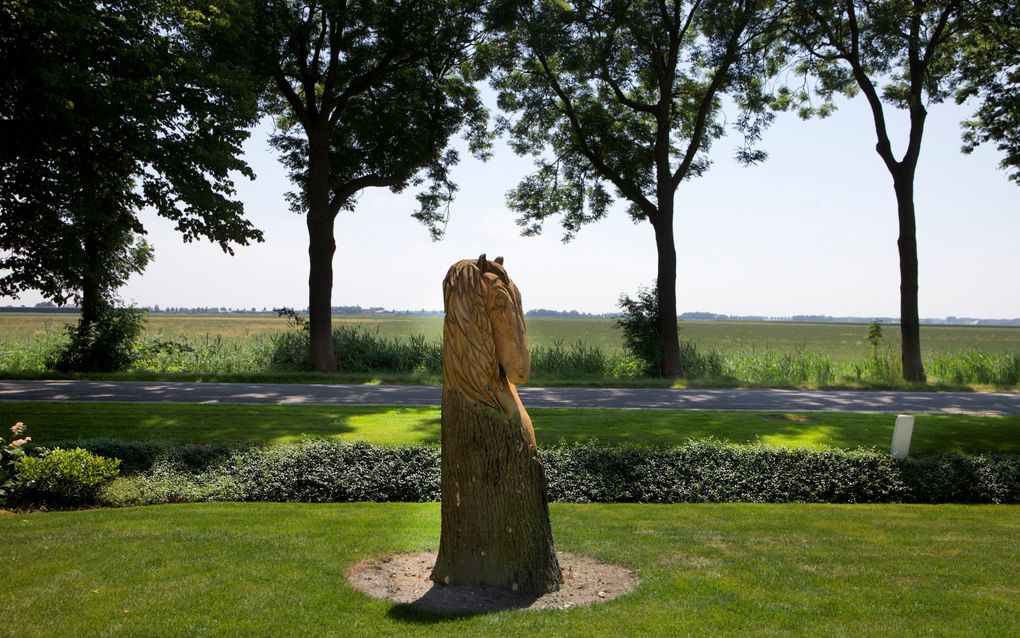 In de voortuin van de familie Vermunt bij Emmeloord staat een houten paard. Het dier is gesneden uit de stam van een lindeboom. Het kunstwerk levert nogal wat bekijks op. Automobilisten trappen spontaan op de rem, fietsers stoppen een moment om het houtsn