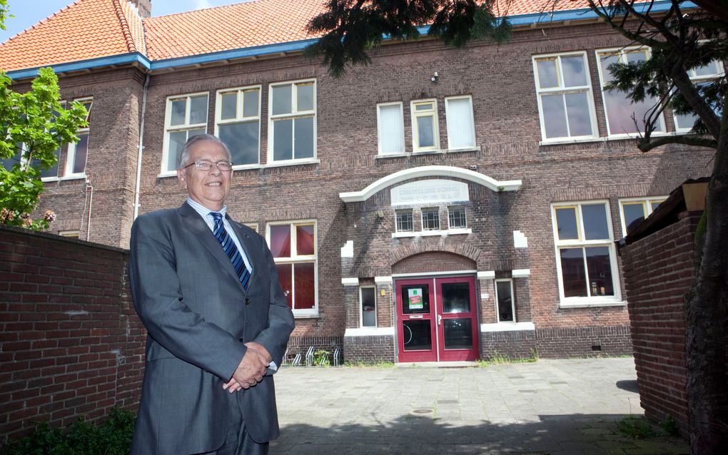 Dr. W. H. Velema voor zijn oude lagere school aan de Sand-Ambachtstraat in ’s-Gravenzande. „Dit herken ik.” Foto Roel Dijkstra