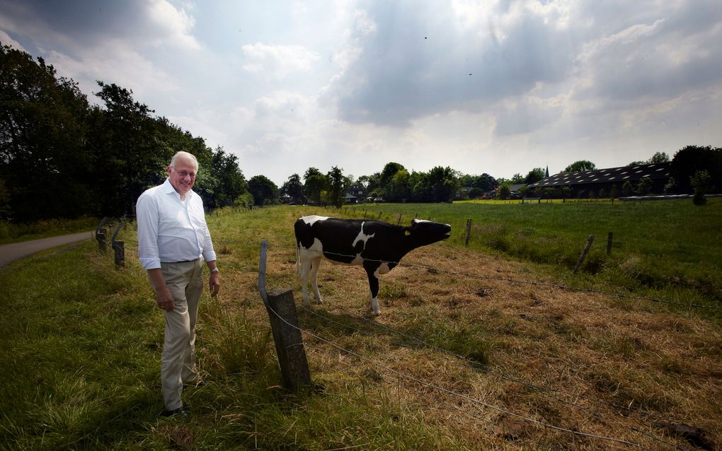 Dr. Willem Ouweneel met op de achtergrond Maartensdijk, het dorp waar zijn roman ”Het Godsgetal” speelt. Foto Jaco Klamer