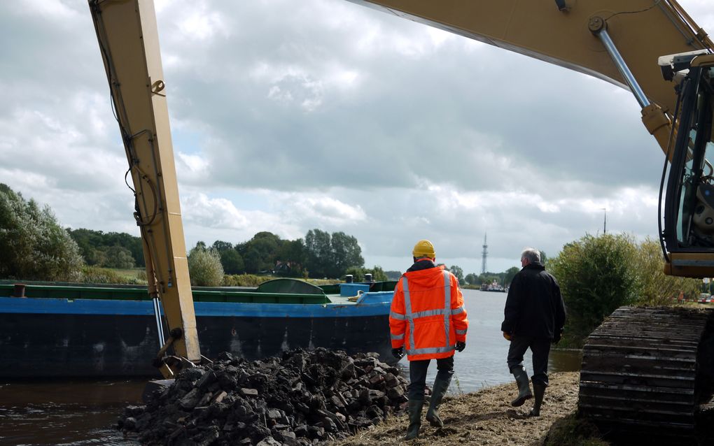 Langs de oever van de Vecht ging vrijdag een project van start om de rivier weer een natuurlijker verloop te geven. Foto Michiel Satink