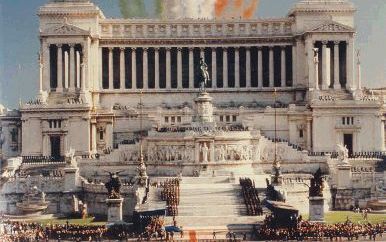 Op 2 juni vliegen straaljagers van de luchtmacht over het Nationaal Monument in Rome en spuiten ze de kleuren van de Italiaanse vlag uit. - Foto EPA