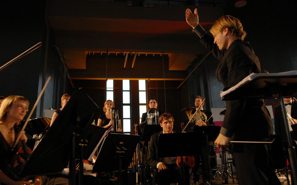 Bas Wiegers leidt het NJO Schubert Orkest in werk van Britten, Debussy en Schubert. Foto NJO.