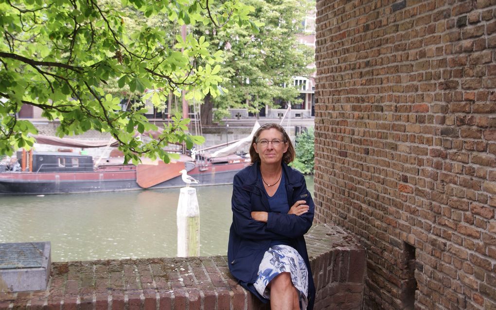 Marianne Witvliet op de kademuur die ze beschrijft in haar boek ”Kind van het water”. Foto RD