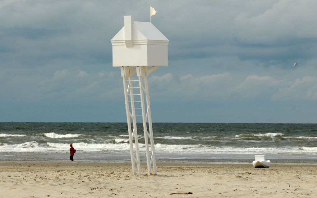 Op Terschelling en bij de Engelse kustplaats Hull zijn respectievelijk een linker- en rechtervoet aangespoeld van vermoedelijk een en dezelfde persoon. Foto ANP