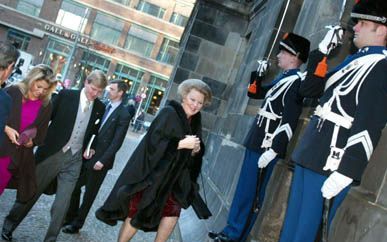 AMSTERDAM - Koningin Beatrix, prins Willem-Alexander en Máxima Zorreguieta betreden het Paleis op de Dam via de zijingang. Woensdag werd de jaarlijkse nieuwjaarsreceptie voor het corps diplomatique gehouden. <br> Foto ANP