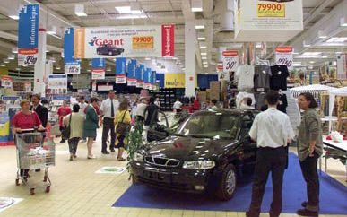 SAINT ETIENNE - De Franse supermarktketen Casino kondigde donderdag de overname van het noodlijdende Laurus aan. In eigen land is Casino vooral bekend door zijn buurtsupers en hypermarkten. Op de foto de GÃ©ant-hypermarkt in Saint Etienne. - Foto EPA