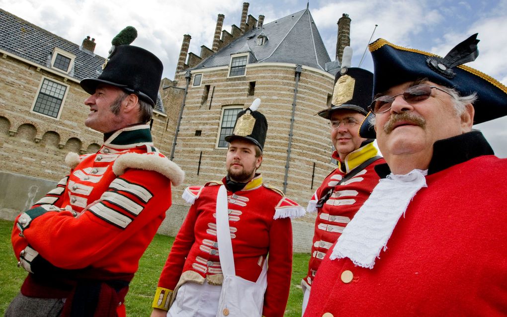 Engelse militairen spelen bij Veere de invasie van Walcheren na. Foto ANP