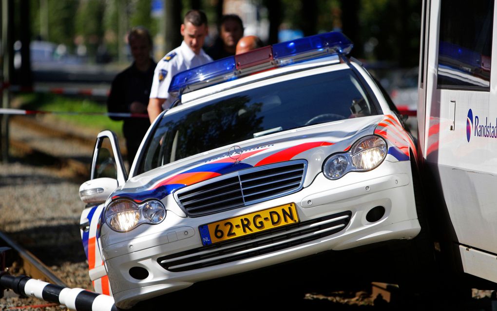 Een politieauto van het korps Haaglanden botste in 2008 tegen een tram van RandstadRail. Foto ANP