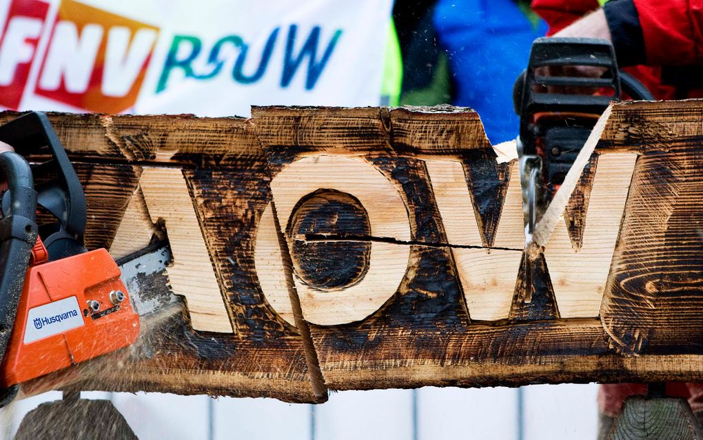 DEN HAAG - Politieke partijen reageren verheugd op het AOW-akkoord. Begin 2010 gingen diverse organisaties nog de barricaden op (foto) om te protesteren tegen de verhoging van de AOW-leeftijd. Foto ANP