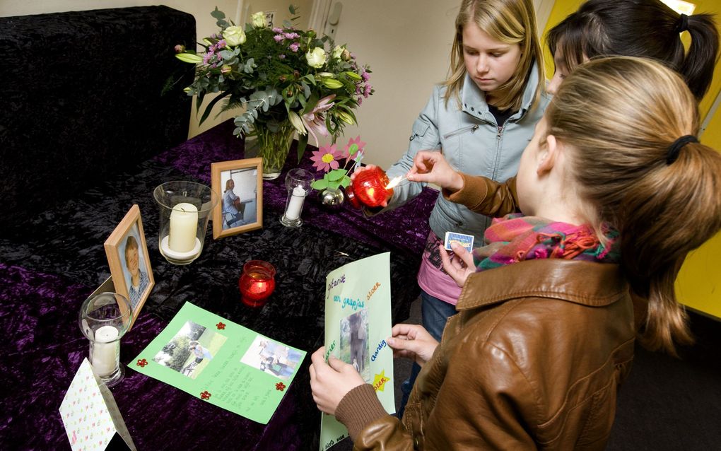 MOOK - Leerlingen van groep 8 van de Adalbertschool branden een kaarsje voor een klasgenoot en haar broertje in groep 5/6 die samen met hun gezinsleden omkwamen bij de vliegtuigcrash in Tripoli. Foto ANP